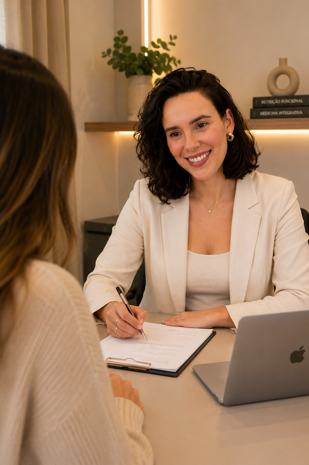 Brenda Ribas em consulta com paciente